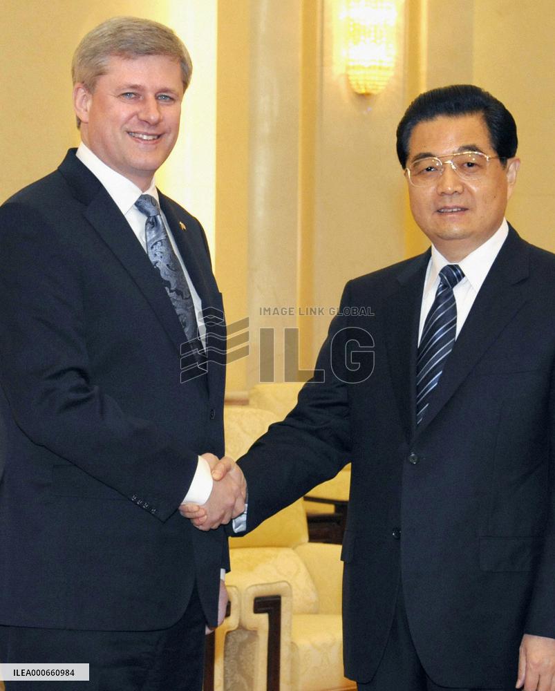 Canadian Prime Minister Harper talks with Chinese President Hu