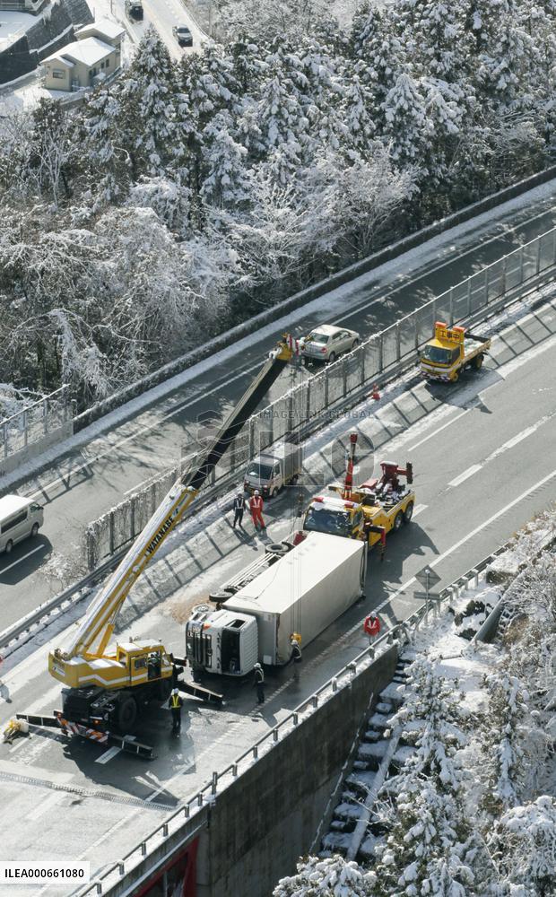 Snow falls in Tokyo, vicinity