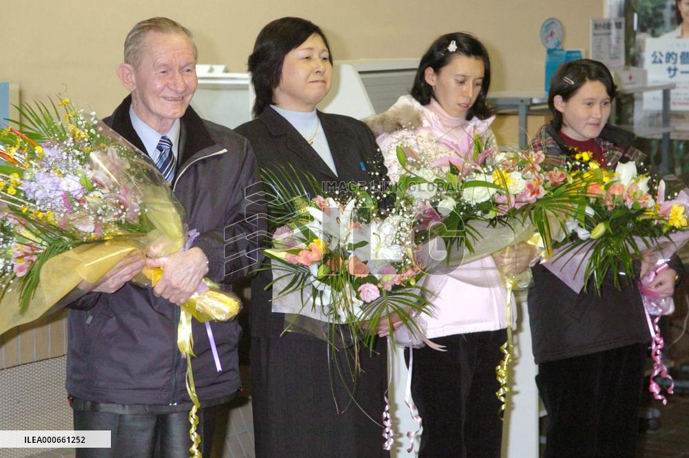 (3)Jenkins arrives in Niigata for new life with family