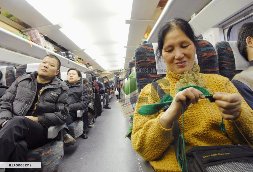 High-speed trains based on Japan's bullet train debut in China