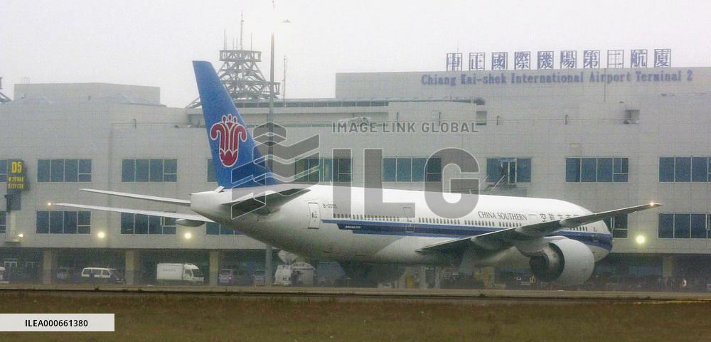 (4)China, Taiwan launch 1st direct flights in 55 years