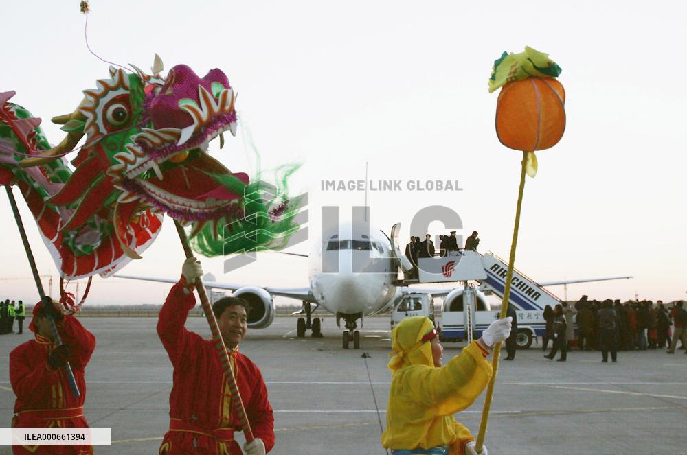 (2)China, Taiwan launch 1st direct flights in 55 years
