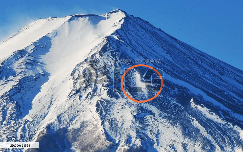 Bird-shaped snow on Mt. Fuji