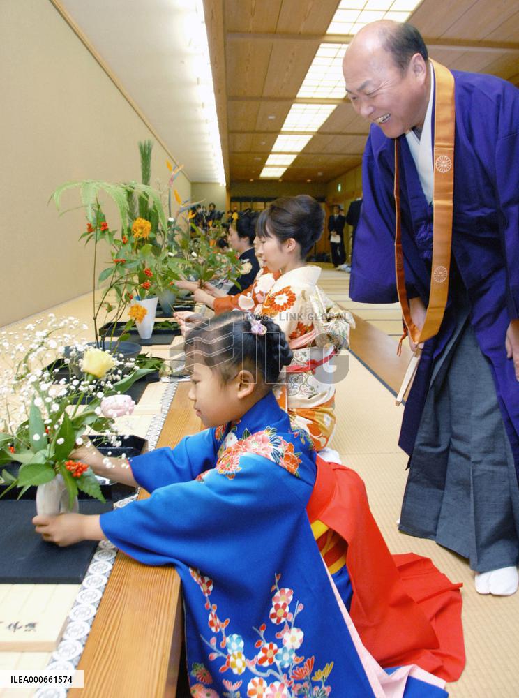 Year's first flower arrangements held in Kyoto
