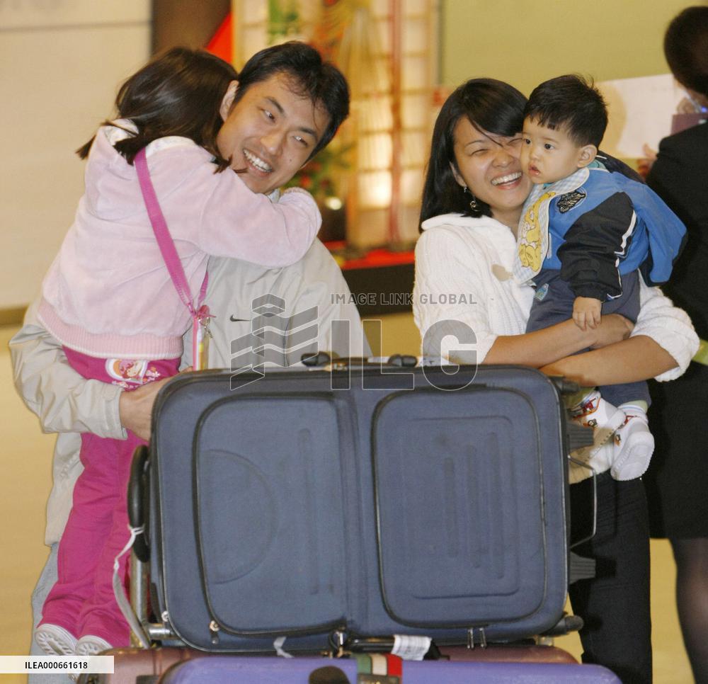 Returning holidaymakers from abroad peak at Narita airport
