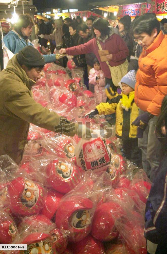 New Year's Dharma doll market opens in Takasaki