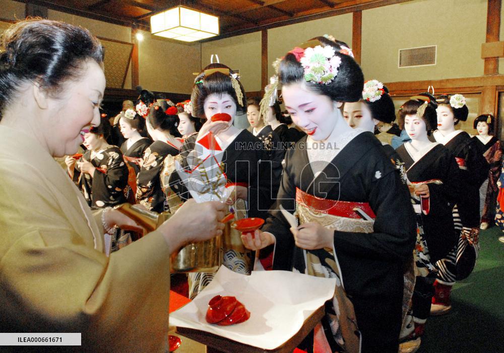 Geisha, maiko entertainers celebrate new year