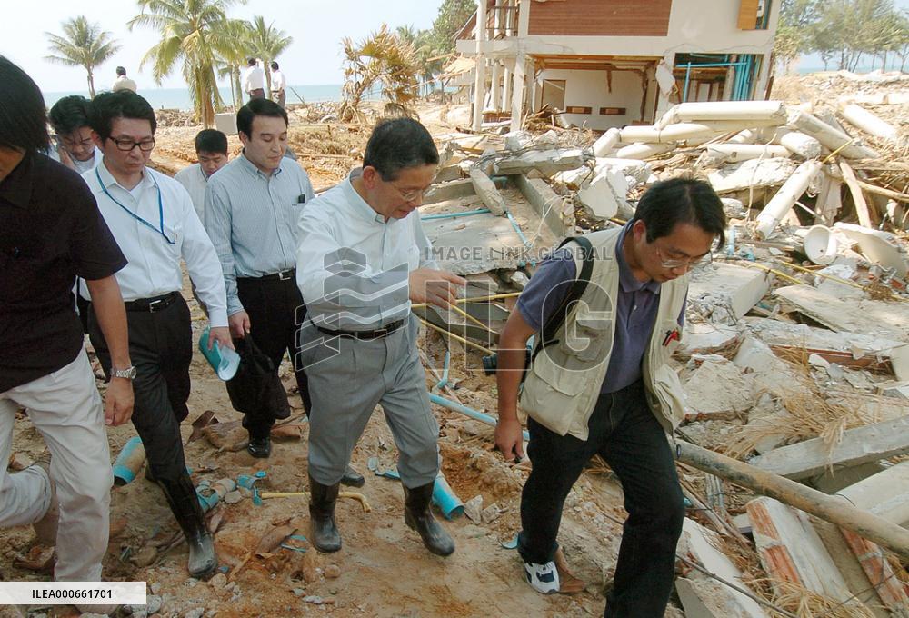 (2)Machimura inspects tsunami-hit areas in Thailand