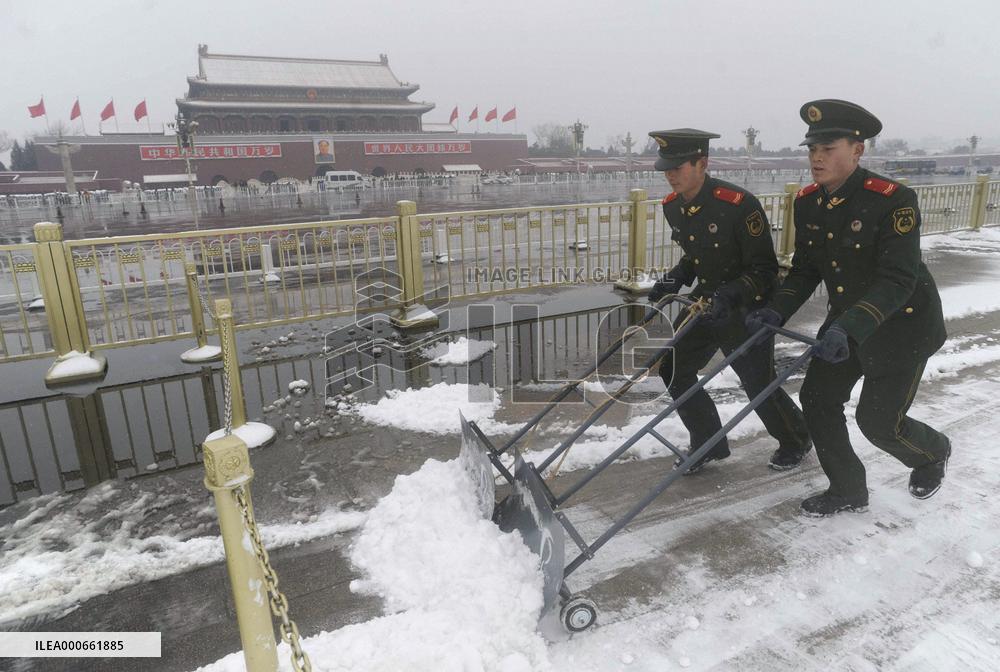 First snow of season comes late in Beijing