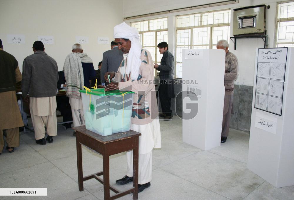 Pakistani voters cast ballots in general election