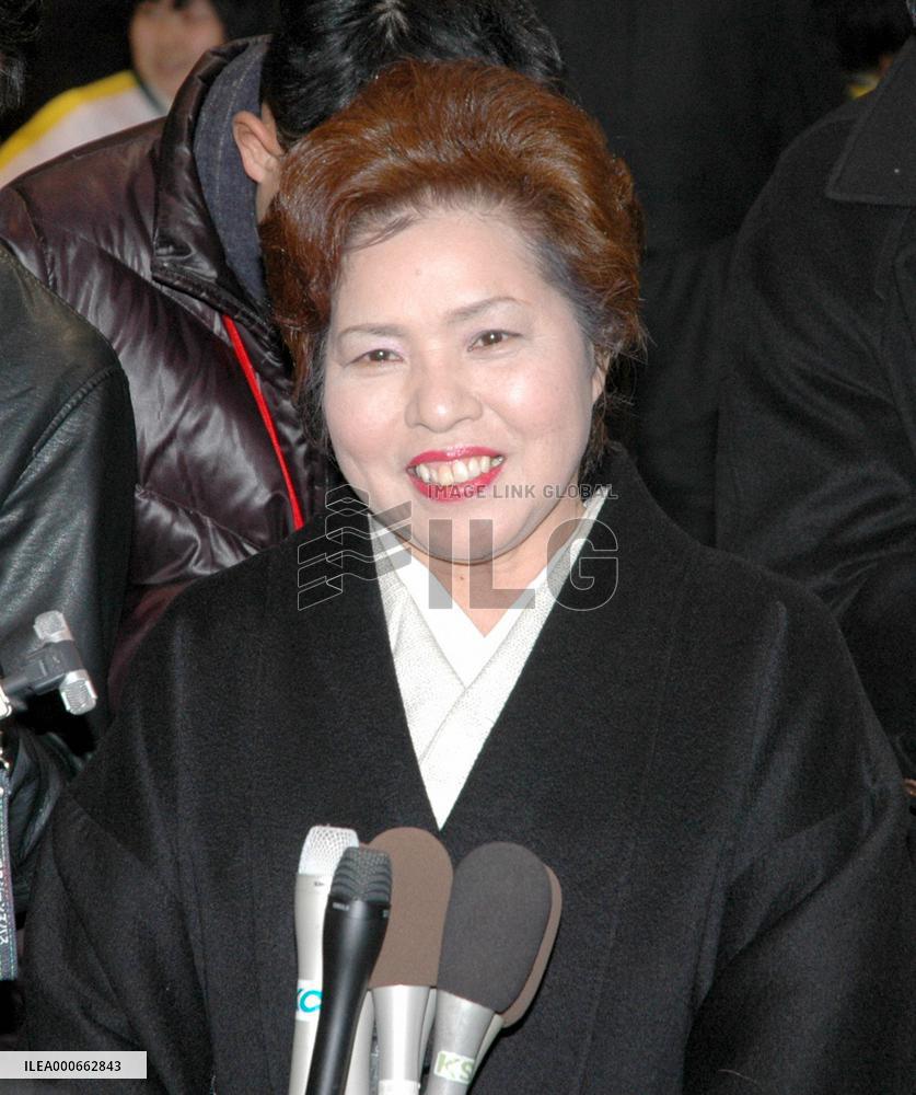 Takahashi's mother talks to media before Olympic free program