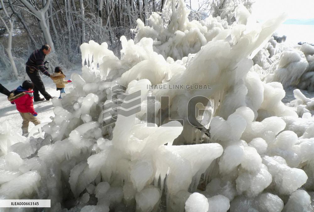 Lakeside ice pillars draw photographers, tourists