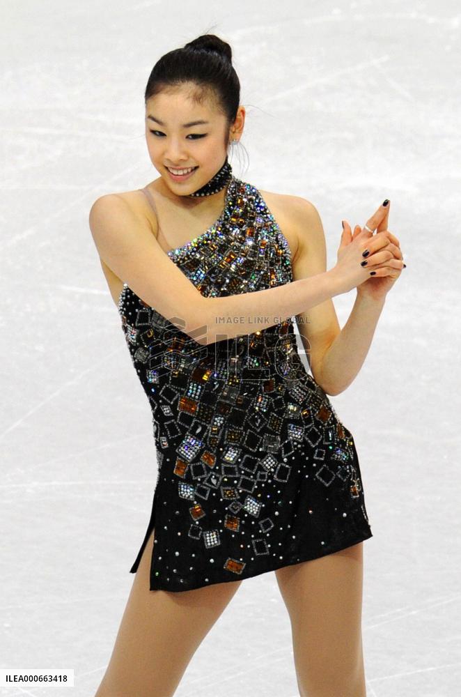 Kim Yu Na tops short program
