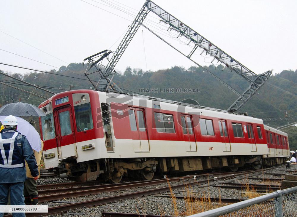 Train derails at dawn in Mie Prefecture