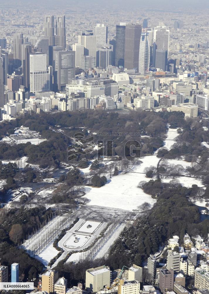 Heavy snow snarls road traffic in Tokyo