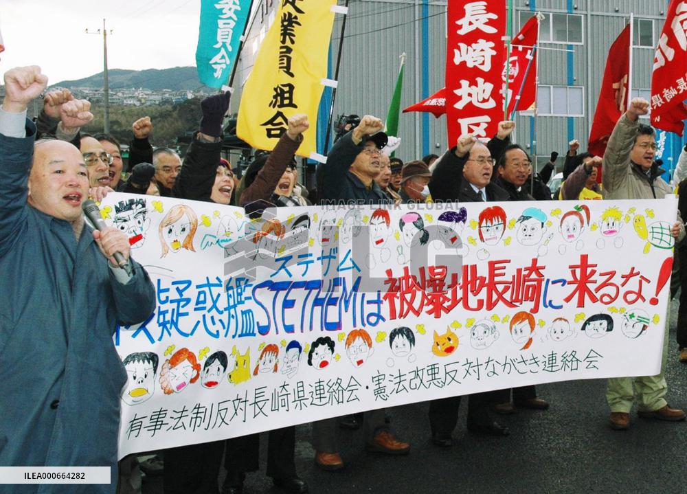 U.S. Navy warship enters Nagasaki port despite local opposition