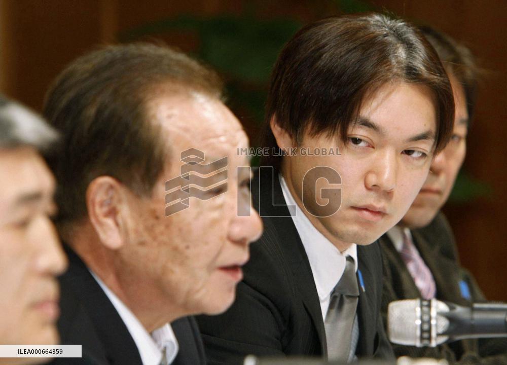 Abductee kin leave for Busan for talks with ex-N. Korean agent