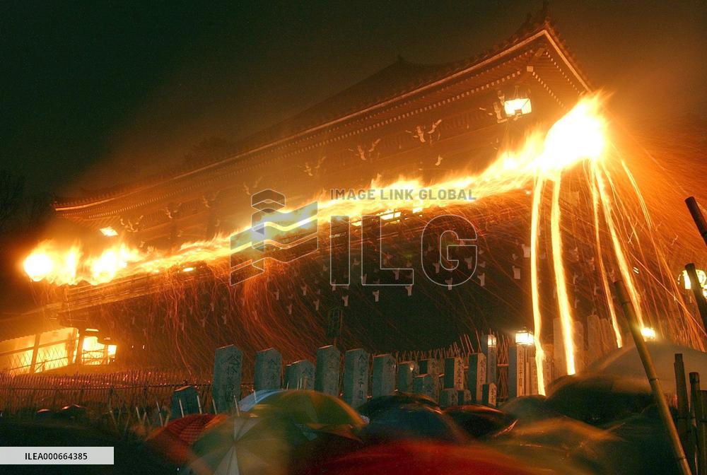 'Omizutori' rite at Todaiji Temple heralds arrival of spring