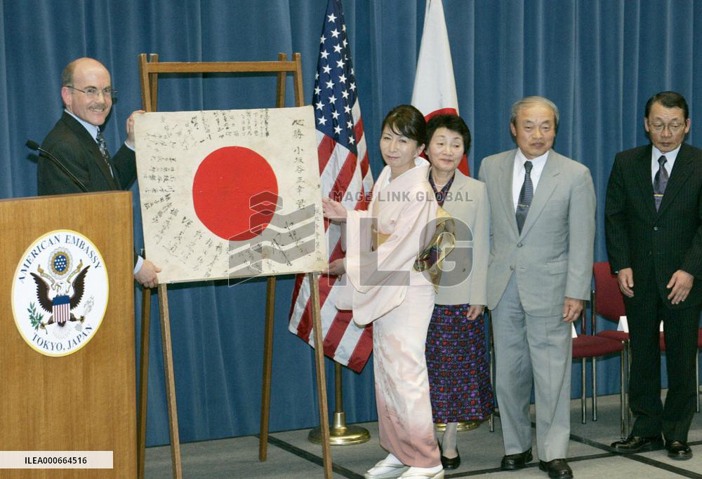 Flag of Japanese soldier returned to family after 6 decades