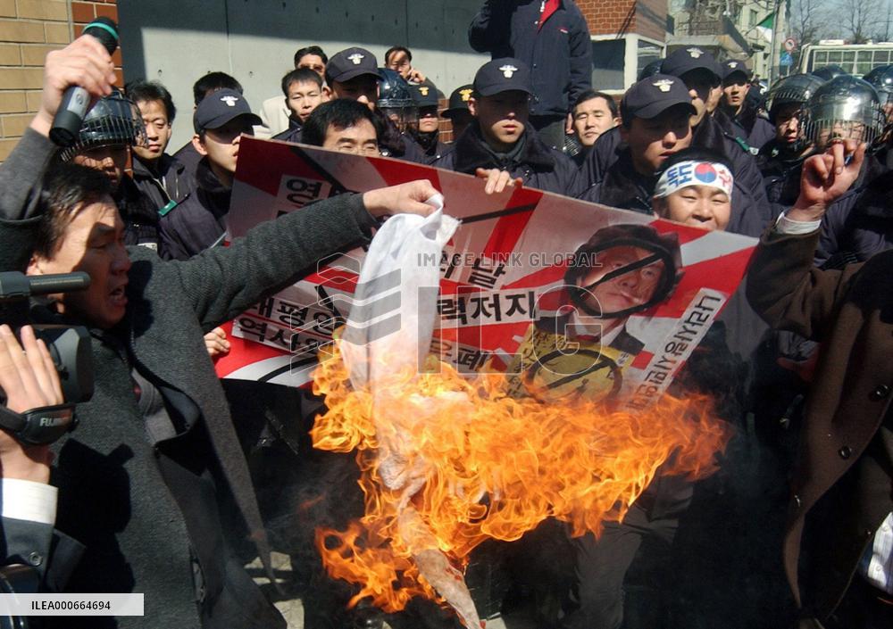 Koreans stage protest rally outside Japanese Embassy