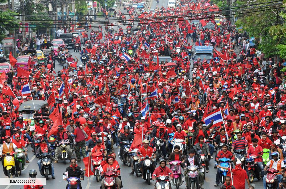 Pro-Thaksin protesters hold massive rally in Bangkok