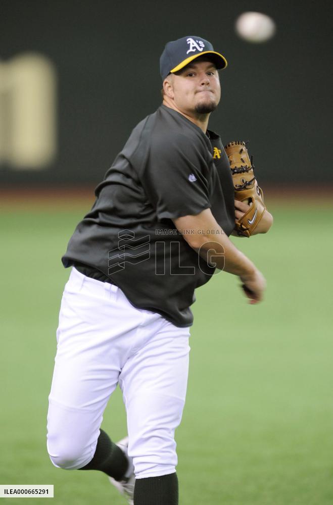 Oakland's Blanton practices ahead of MLB opener