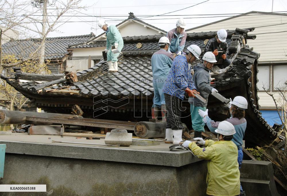 M6.9 quake in Noto -- Workers repair damaged temple in Wajima