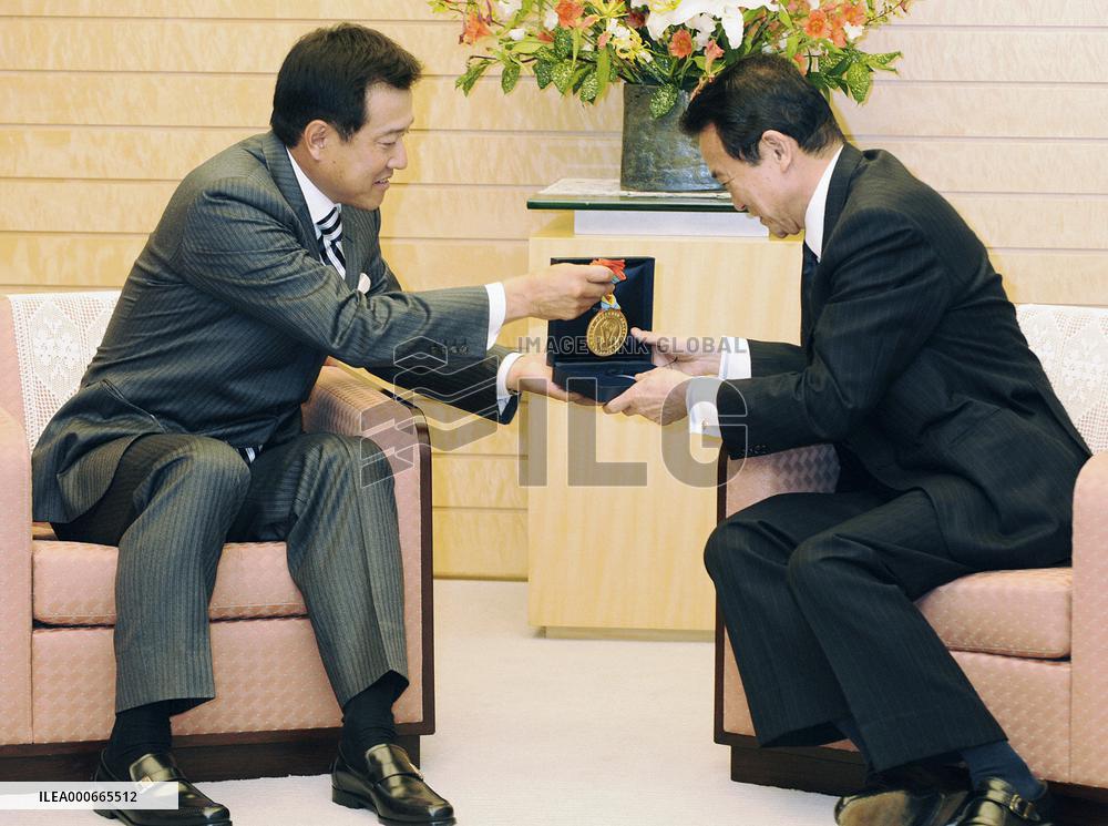 Japan baseball manager Hara meets with Prime Minister Aso