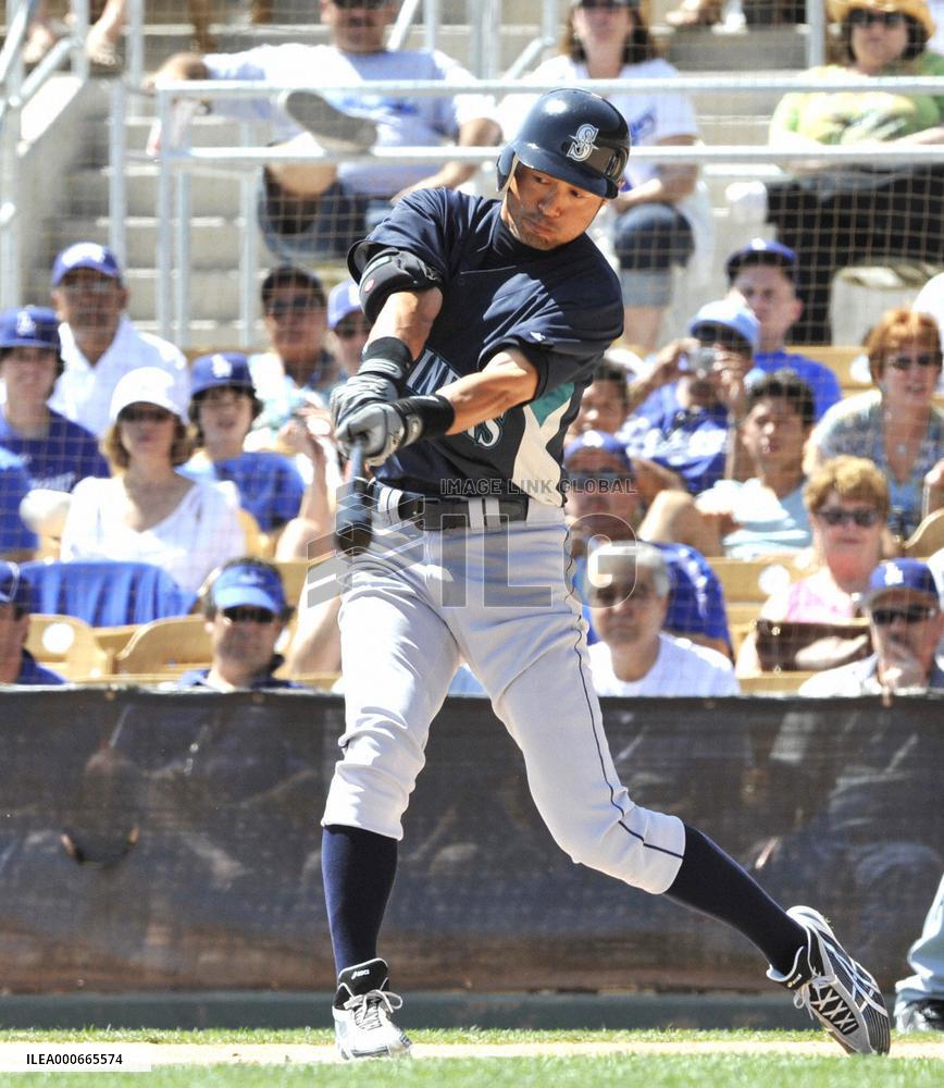 Mariners' Suzuki hits single