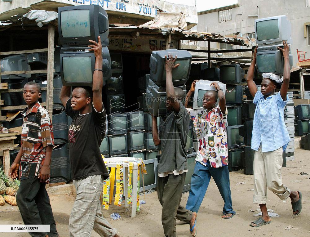 Africa's 'Akiba' featuring secondhand goods draws shoppers