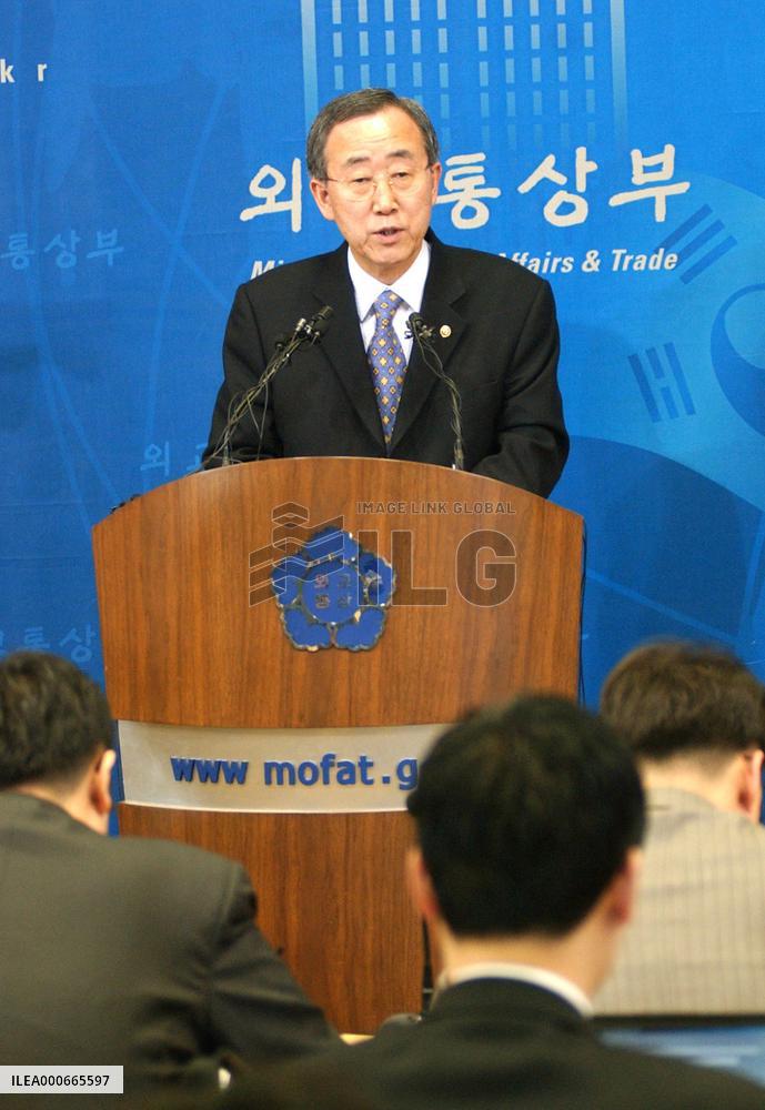(1)S. Korea raps Japan's education minister over island comments