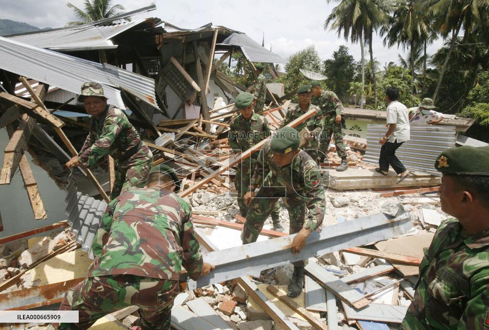 Photos from quake-hit Sumatra