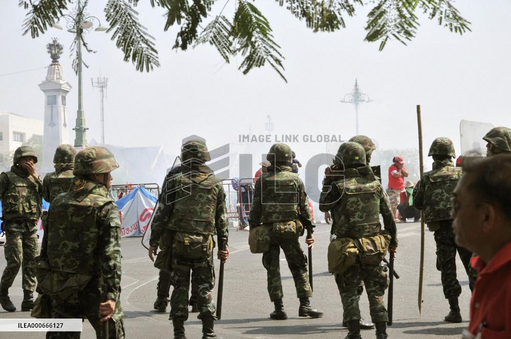 Thai troops, police clash with antigov't protesters
