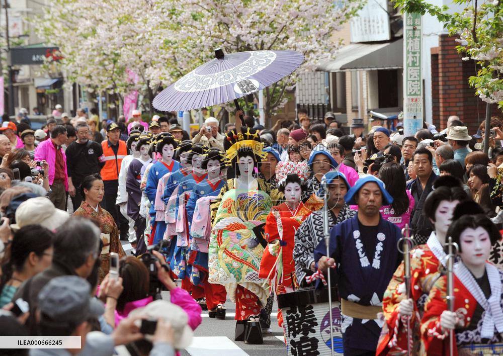 Feudal-era entertainers' procession features Asakusa festival