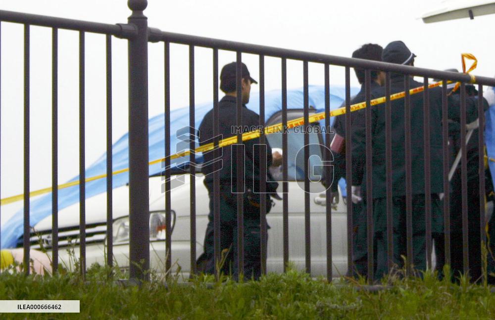5 found dead in car, suicide suspected