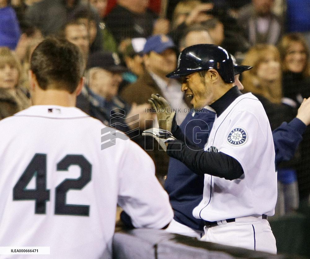 Ichiro ties Harimoto's record for most career hits