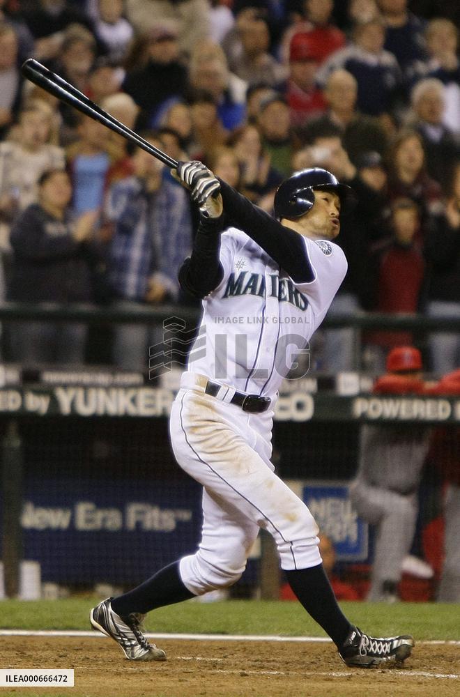 Ichiro ties Harimoto's record for most career hits