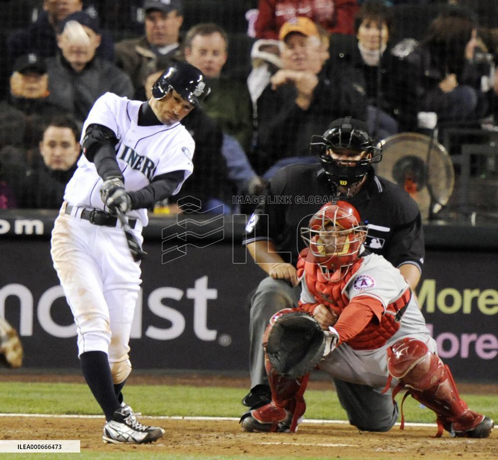Ichiro ties Harimoto's record for most career hits