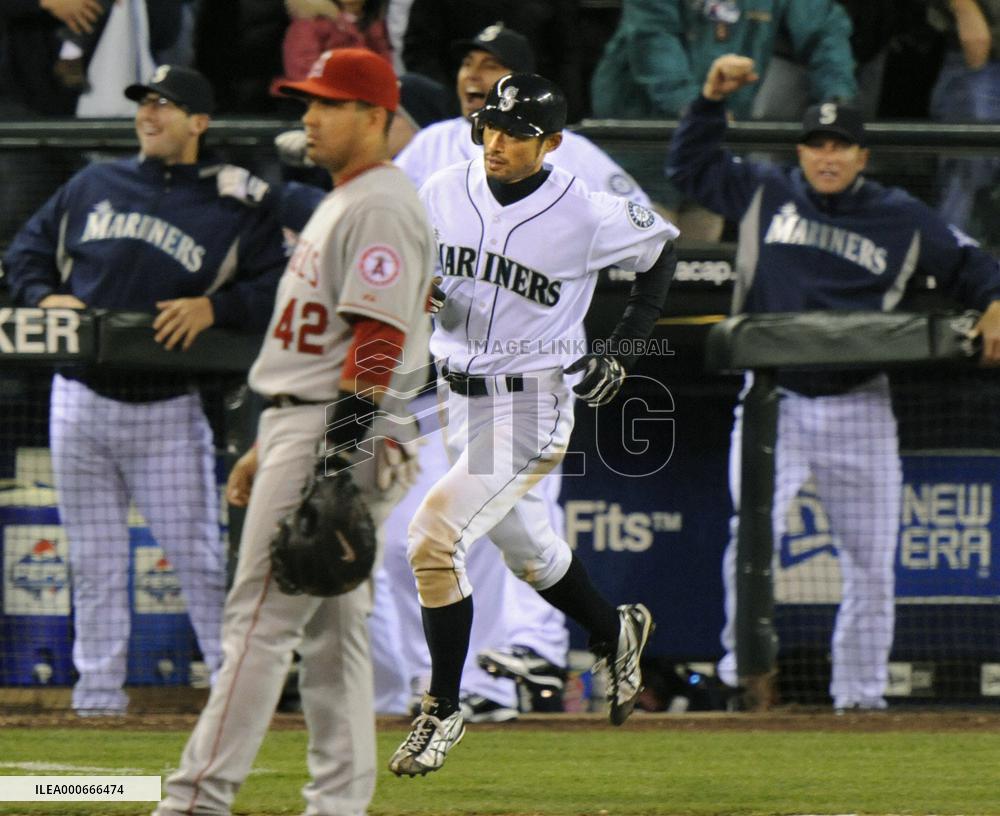 Ichiro ties Harimoto's record for most career hits
