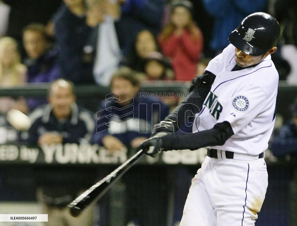Ichiro ties Harimoto's record for most career hits