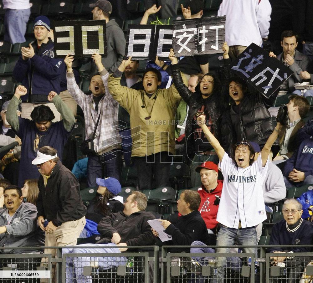 (CORRECTED)Mariners' Ichiro breaks Harimoto's career-hits record