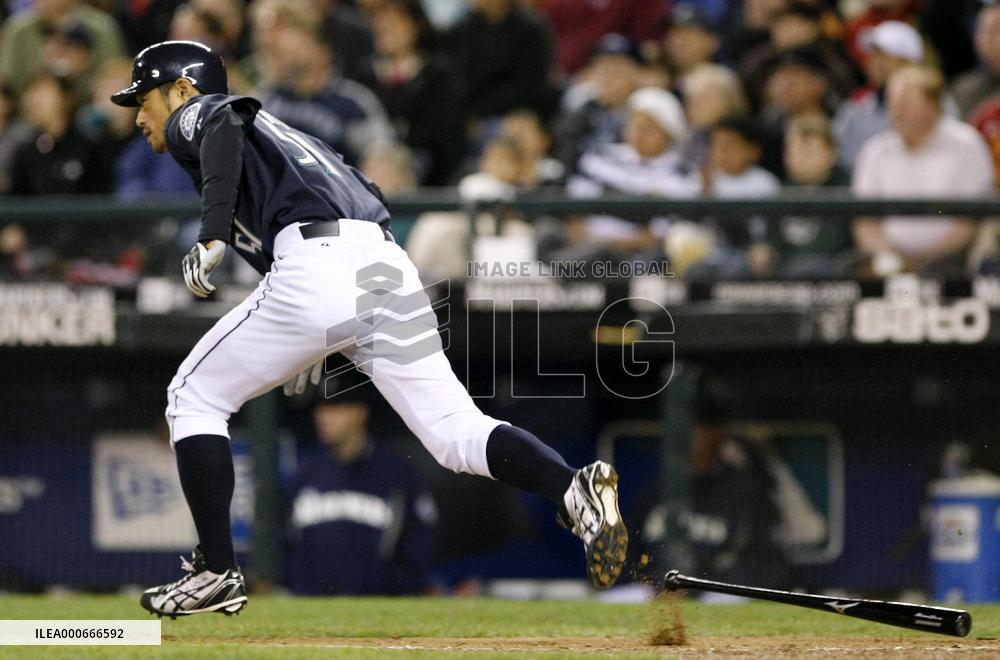 Mariners' Ichiro sets new 3,087 career-hits record