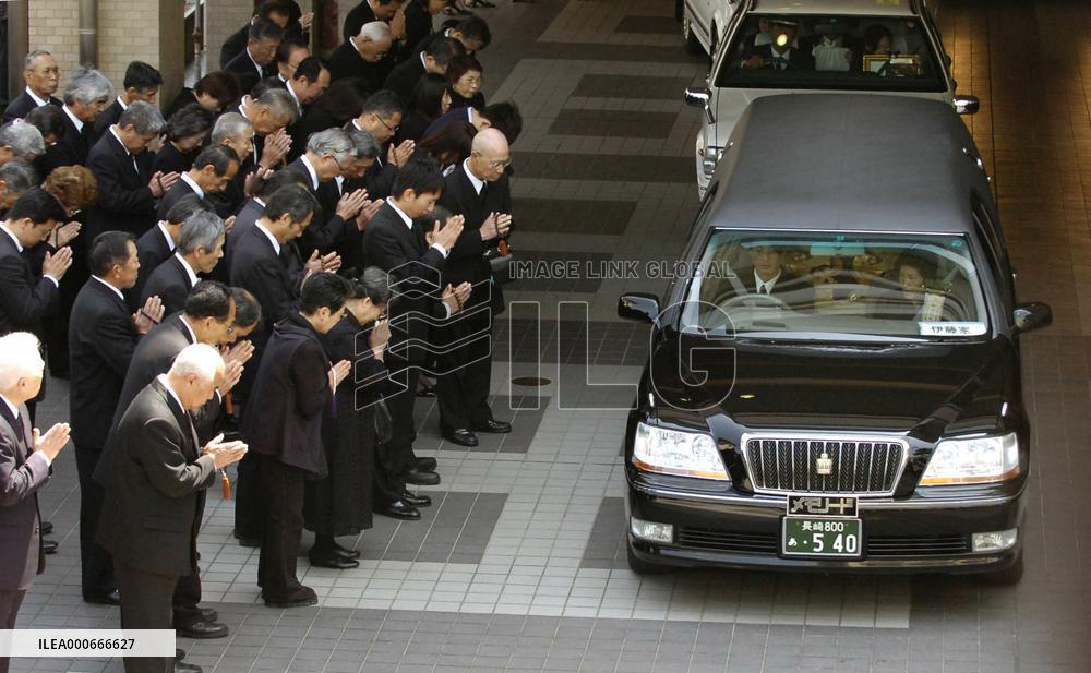 Funeral held for late Nagasaki mayor