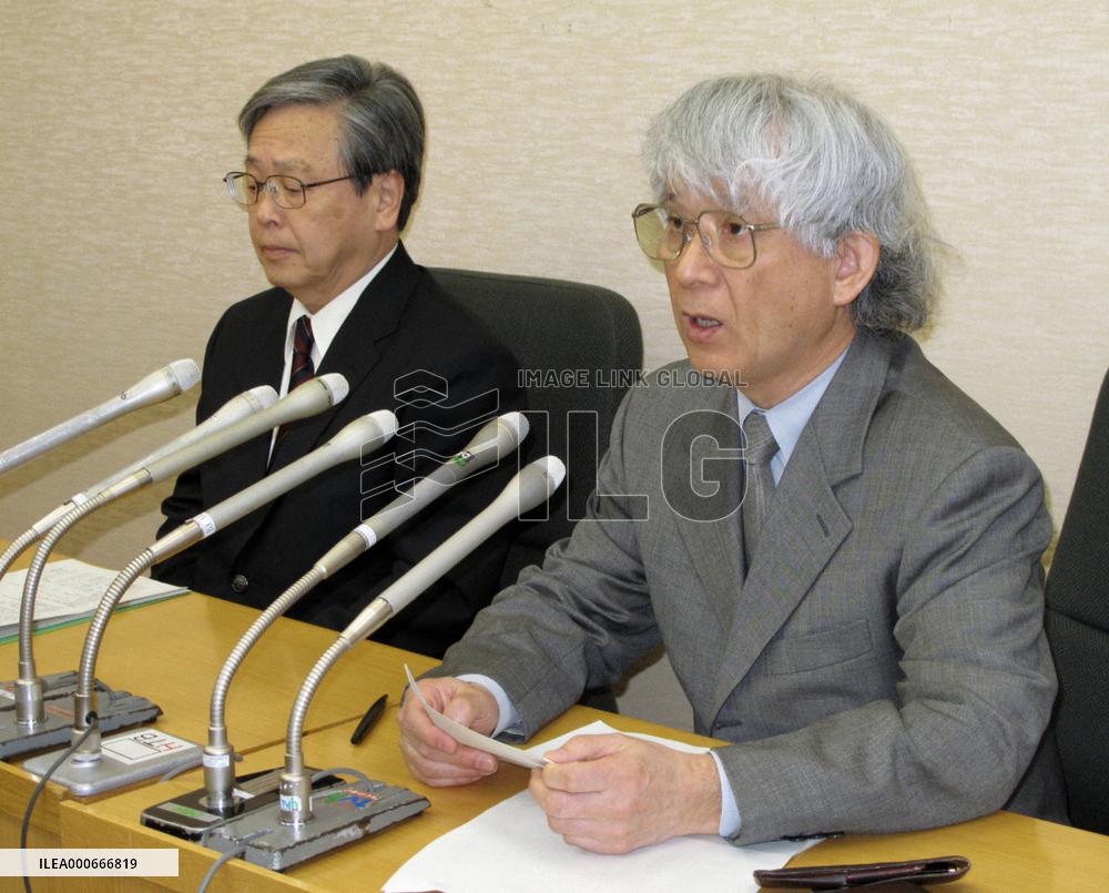 Hokkaido professors receive cash from PhD recipients