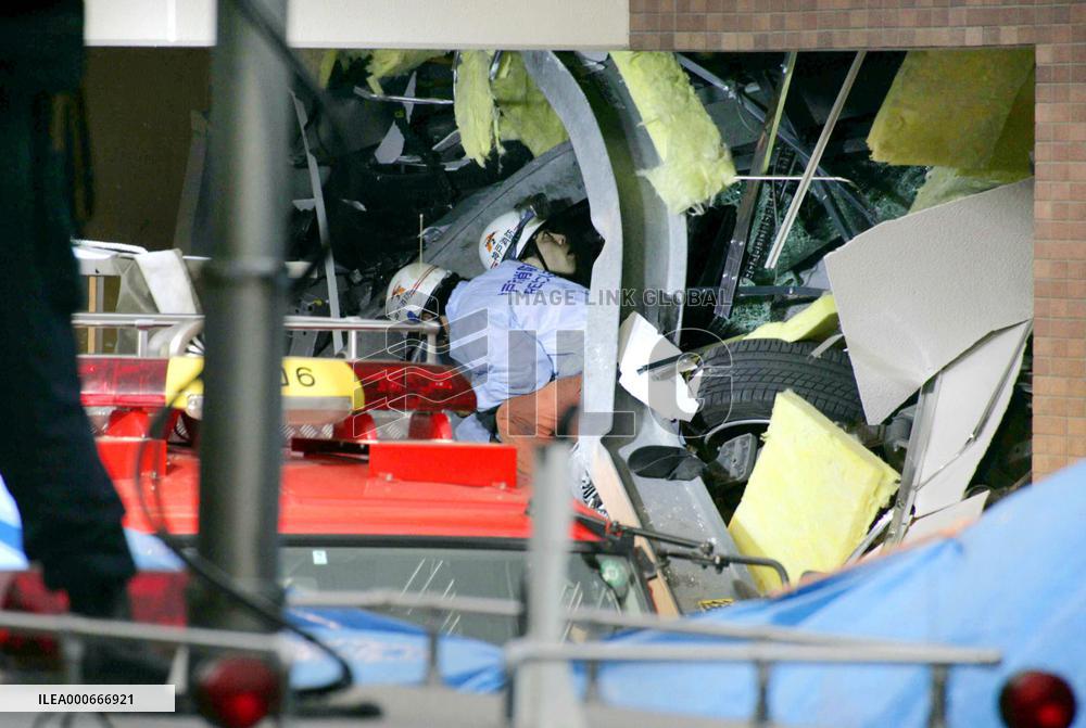 (12)Train derails, slams into apartment building in Hyogo Pref.