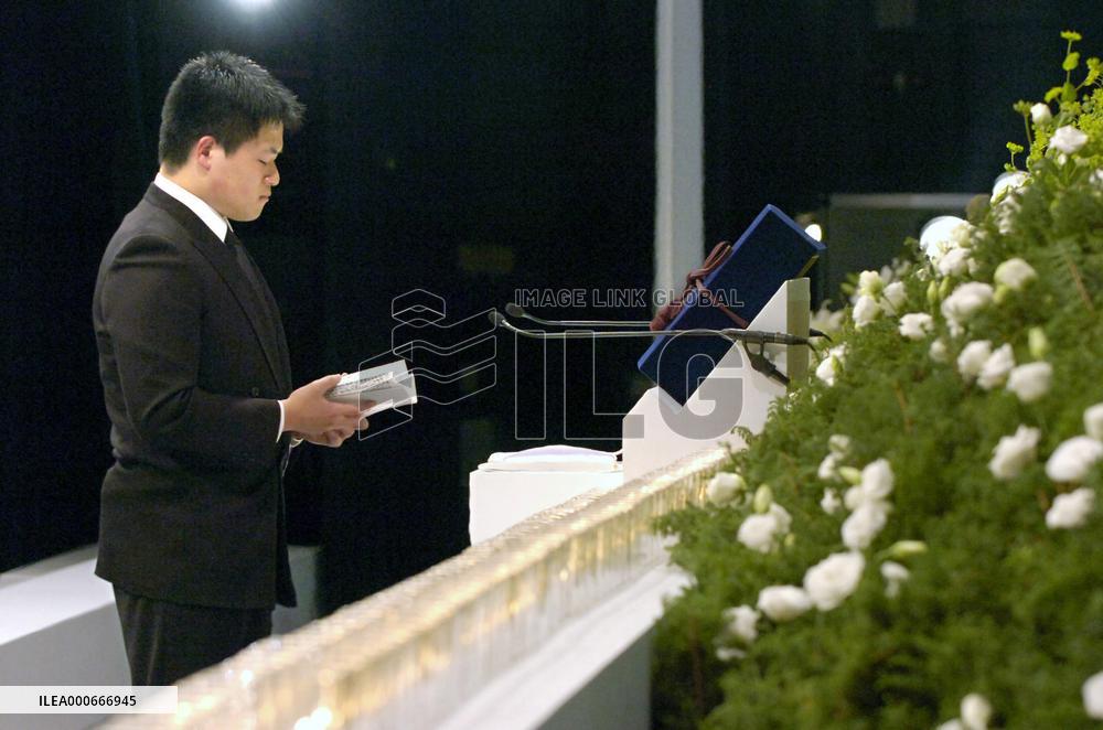 Kin mark 2nd anniversary of JR West train disaster