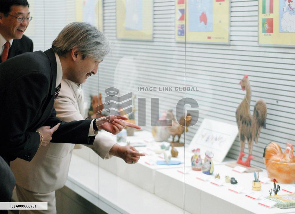 Prince Akishino shows off collection of chicken artworks