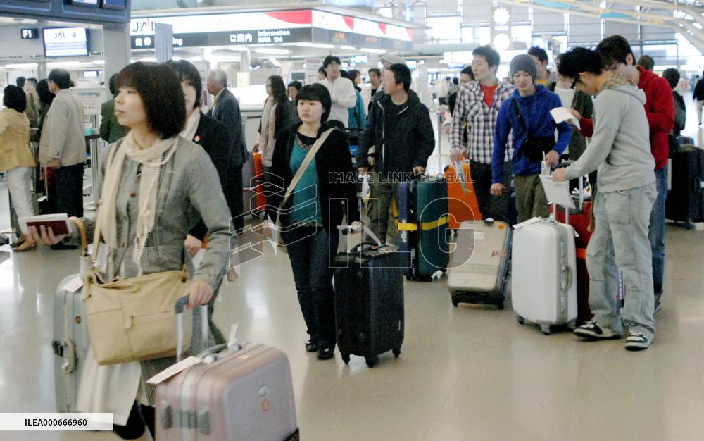 Holiday exodus begins at Narita, Kansai airports