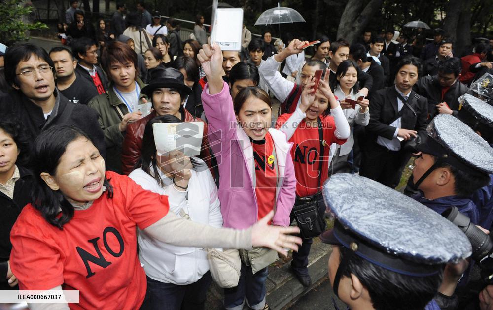 Myanmarese in Japan demand right to vote for new Constitution