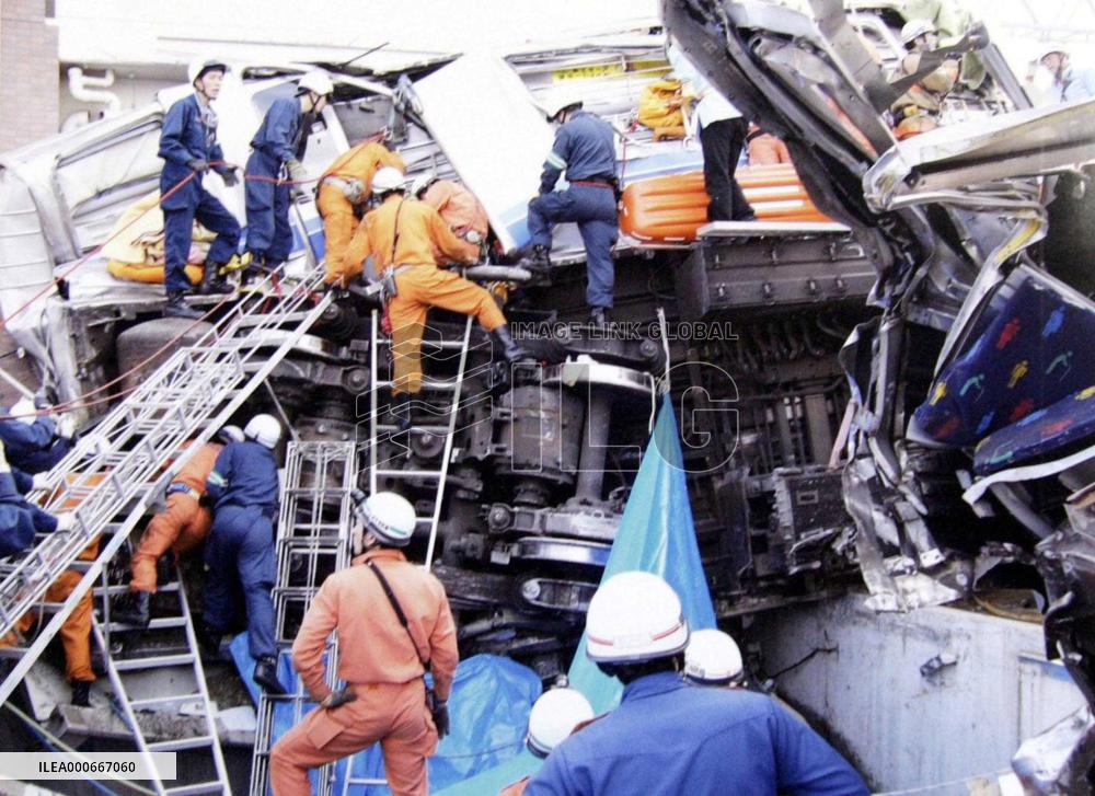 (6)At least 10 still inside derailed train's 1st car
